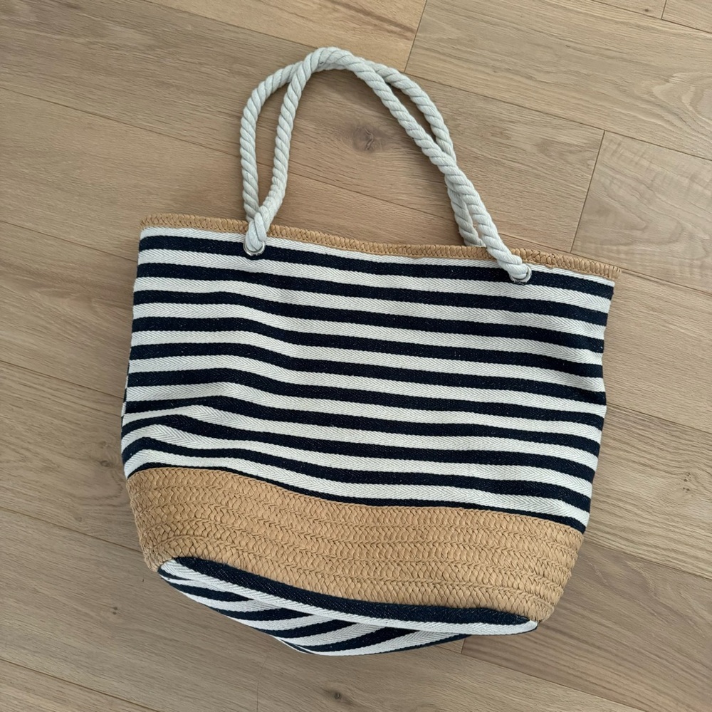 Large SHEIN beach bag. Sturdy straps for all your beach necessities!